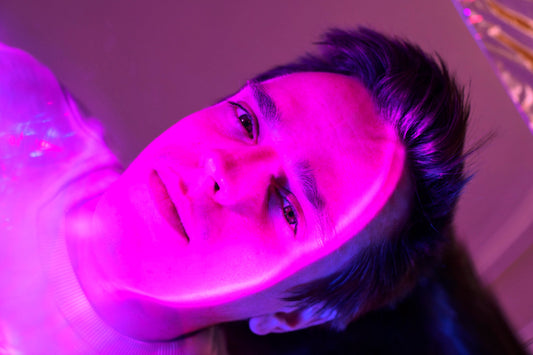 Masques LED V/S la lumière rouge d’ambiance